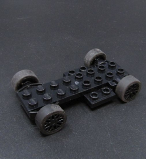 Lego podvozek se setrvačníkem a koly 8 x 4 x 2/3-