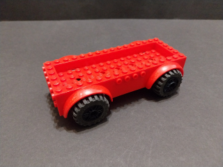Lego podvozek 8 x 16 x 2 1/2 s koly - červený
